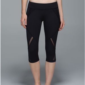 Lululemon Cool To Street Crop - Black with Mesh Detail | EUC Size 6